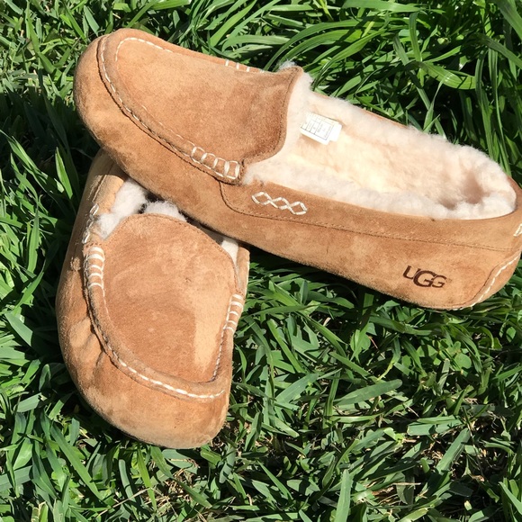 UGG Shoes - 🍁🍂UGG Women’s Moccasins Size 8🍁🍂